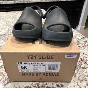 [HQ4118] Infant Adidas YEEZY SLIDE Size 6K Black